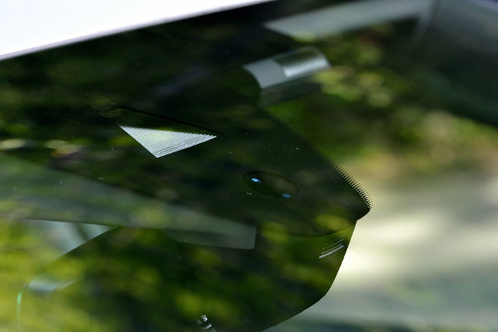 運転支援システムでは渋滞時追従支援の「トラフィックアシスト」が設定された。また、プリクラッシュブレーキシステムの「フロントアシスト」には、新たに歩行者検知機能が追加された。