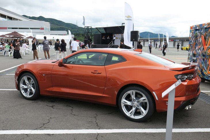 「シボレー・カマロ ビビッドオレンジエディション」の発表では、「『CHEVROLET FAN DAY 2023』の会場で実車を初公開する」ともアナウンスされていた。今回は、このクルマを見に富士まで来た人もいるかもしれない。
