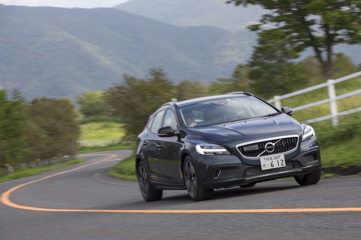 霧降高原のワインディングロードを行く「V40クロスカントリーT5 AWDサマム」。最高出力245PSの2リッター直4ターボエンジンはパワフルだ。