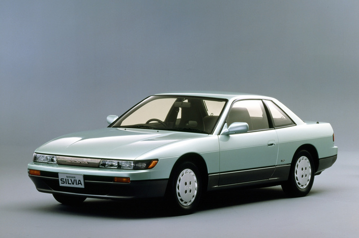 1988年にデビューしたS13「シルビア」。パワーユニットは1.8リッター直4 DOHC 16バルブの自然吸気またはターボを搭載。写真はイメージカラーの「ライムグリーン」をまとった、自然吸気ユニットを積んだ中間グレード「Q's」。