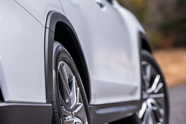 前後フェンダーのホイールアーチに加えられたクラッディングは、同じスバルの「クロストレック」や「レガシィ アウトバック」などよりも控えめな意匠とされた。