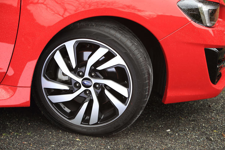 マイナーチェンジで採用された新デザインの18インチアルミホイール。グレードに応じてカラーリングが異なり、「2.0GT-S EyeSight」ではブラック塗装と切削光輝加工を組み合わせたツートンカラーとなっている。