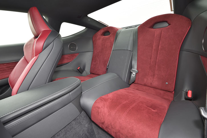 リアシートは2座。定員は4人。