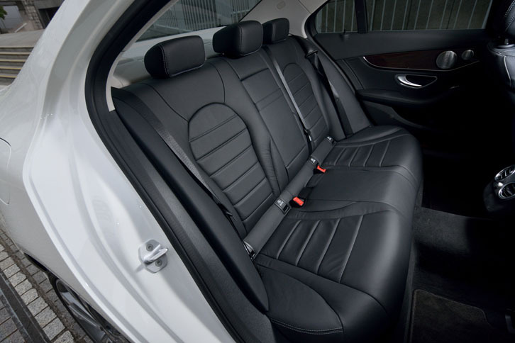 後席の様子。中央席の背もたれ部分は、左右席用のアームレストを兼ねるもので、小物入れや収納式のカップホルダーを内蔵する。