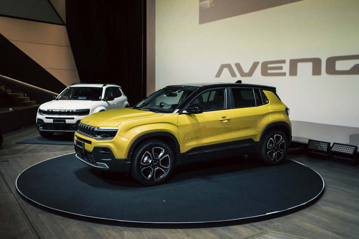 「ジープ・アベンジャー ローンチエディション」（写真手前）と「アベンジャー アルティテュード」（同奥）。