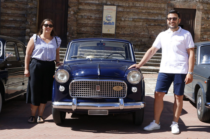 「ヌオーヴァ・フィアット1100クラブ」で最年少、かつ発起人のひとりでもあるアントニオ・ペルナ氏（写真右）と、3年かけてレストアした1961年型「スペチアル」。