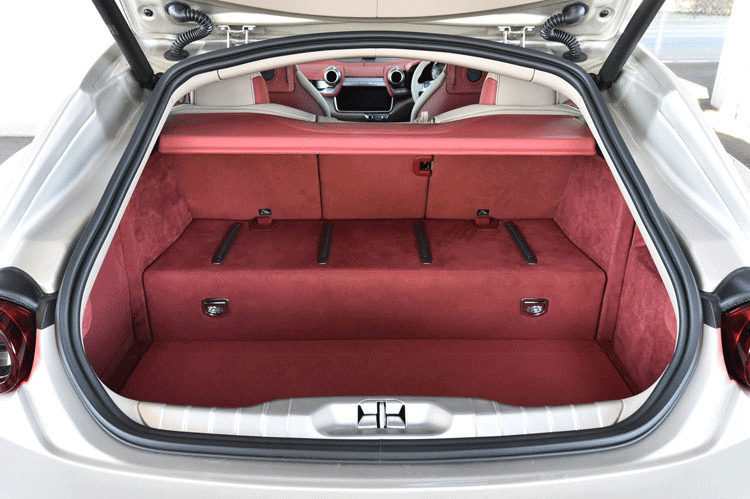 荷室の容量は、4人乗車時で450リッター。3分割可倒式の後席を倒すことで拡大できる（写真をクリックすると荷室のアレンジが見られます）