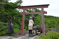 脇道を入ったどこかの鳥居でお詣り。またゴミ袋を置いてきてしまっている。