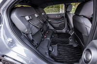 「ヴェゼル」の特徴のひとつでもある座面のチップアップとダイブダウンを簡単に行えるリアシートは、「RS」グレードにも標準で採用される。