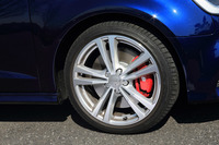 タイヤサイズは225/40R18。ポリッシュ加工の18インチアルミホイールが組み合わされる。