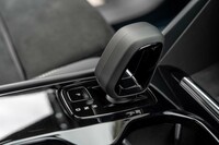 シフトはバイワイヤ式。リンク状にデザインされた特徴的なシフトノブが採用されている。