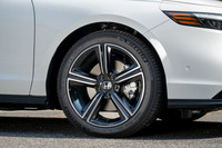 従来の「アコード」との外装における差異化は限定的で、ブラックのドアミラーやベルリナブラックの専用アルミホイールで、それとわかる程度。車体色が「イグナイトレッド・メタリック」「キャニオンリバーブルー・メタリック」の場合は、シャークフィンアンテナの色もブラックとなる。