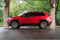 「チェロキー」といえば、オンロードでの快適性や普段使いでの機能性も重視した、SUV（などという呼び名は当時はなかったが）の先駆け的モデルだ。