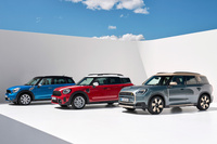 写真向かって左奥から、初代「MINIクロスオーバー」、2代目MINIクロスオーバー、そして新型の「MINIカントリーマン」。