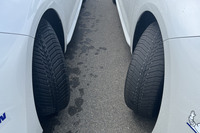 写真左が新品の「クロスクライメート3」、右が残溝が2mmのクロスクライメート3。残溝2mmは、数リップサインが出る寸前のレベルで、現実的には使用の限界に近い状態といえる。