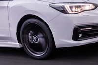 ハンドリング性能を高める硬いコードと路面からの衝撃を吸収する柔軟性の高いコードを組み合わせ、スムーズで静粛性の高い走りを実現している。