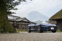 ジャガーのピュアスポーツモデル「F-TYPE」。オープントップの「コンバーチブル」（写真）と「クーペ」という、2つのボディータイプがラインナップされる。