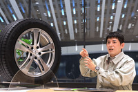 「そういう使い方はオススメしないのですが……」と言いつつ、古くなったスタッドレスタイヤを夏に履きつぶすユーザーも想定したと語る渡部氏。こうした用途まで考えてタイヤをつくることで、ブリヂストンは信頼を勝ち得ているのだ。