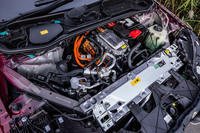 フロントフードを開けた様子。エンジンはもちろん搭載されていないが、12Vの鉛バッテリーやさまざまな電装パーツがぎっしりと配置されている。メンテナンスなどのためにユーザーがボンネットを開ける必要はないため、フードは固定式となっている。