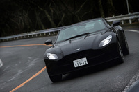 「DB11」にはコーナリング時のトラクションを高めるLSDや、トルクベクタリング機構が標準装備される。