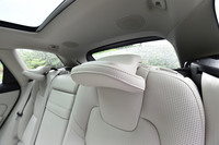 後部左右席のヘッドレストは、ワンタッチで折り畳み可能。ドライバーの後方視界を広げることができる。