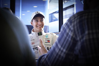 今年ウィリアムズからGPデビューを飾る20歳のイギリス人、ジョージ・ラッセル（写真）。2017年からメルセデス系ドライバーのひとりとして活動、これまでフォースインディアでフリー走行1回目を担当するなどF1マシンに乗る機会を与えられてきた。2017年にGP3シリーズチャンピオン、2018年にはフォーミュラ2チャンピオンと、F1への登竜門シリーズでしっかりとタイトルを取ってきた経歴の持ち主。昨季絶不調でコンストラクターズランキング最下位となったウィリアムズにとって、復活への起爆剤となるか？（Photo=Mercedes）