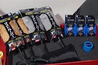 「ルームピア コンパッタ」（写真右）は、車内に常備した際パネル類を傷つけないよう、パッケージにゴムキャップが装着されている。化繊モップの「ルームピア ダストルーパー」には、専用の収納袋（写真手前）も付属する。