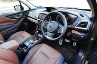 インテリアの造形は、SUVらしく広さ感と力強さを重視したもの。グレードによって装飾パネルやシート表皮などを細かく使い分け、キャラクターの差異化を図っている。（写真：田村 弥）