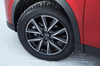 「XD Lパッケージ」のタイヤサイズは225/55R19が標準。オプションで225/65R17サイズも選択可能となっている。テスト車にはブリヂストンのスタッドレスタイヤが装着されていた。