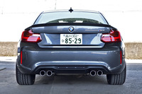 トランクリッドには“ガーニーフラップ”が装着されている。車体の空気抵抗係数（Cd値）は0.35。