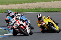 レース終盤、ラストスパート！ と言いたいところだが、マシンをいたわりながら激走する尾上ちゃん（ゼッケン20番）。膝すりすりのバンク角。お見事！
	 