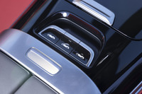 ソフトトップのオープン／クローズと「エアキャップ」のオン／オフ用に独立したスイッチが備わっている。