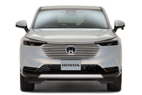 新型「ホンダ・ヴェゼル」。ボディー同色のフロントグリルで個性的な姿に生まれ変わった。