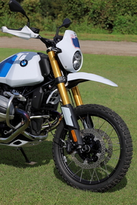 ネオクラシックの「R12」ファミリーに属する「R12 G/S」だが、言われなければわからないほど大幅な変更が加えられている。フレームはステアリングヘッドを高く、前方に配置することでオフロードでの自在な操作性を追求。サスペンションのストローク量は前：210ｍｍ、後ろ：200mmで、最低地上高は240mmとなっている。