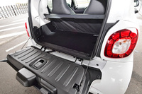 リアのテールゲートは、100kgの荷重に耐えられる頑丈な作り。