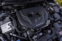 「XDホワイトコンフォート」に搭載される1.5リッター直4ディーゼルターボエンジンは最高出力105PS、最大トルク250N・mを発生。6段ATが組み合わされる。