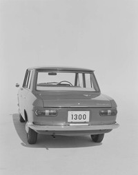 後期型では水平基調に修正された。