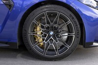 細身のスポークが目を引くホイール。その奥には、107万5000円のオプションである「Mカーボンセラミックブレーキ（ゴールドキャリパー）」が顔をのぞかせる。