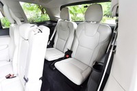 定員2人の3列目シートは、電動スイッチで格納・復元が可能。長時間の着座には向かないが、いざというとき、役に立つ。