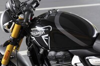 トライアンフのロゴが大きく描かれた燃料タンクの容量は13リッター。カラーリングには赤、青、黒（写真）の3種類が用意される。