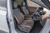 表皮にマイクロフリースを使ったシートはヒーターに加えて格納可能なアームレストも付いている。側突された際に運転席と助手席の乗員が衝突するのを防ぐセンターエアバッグも内蔵。