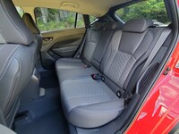 標準グレードの後席。