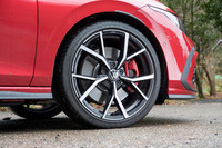 足元を引き締める専用デザインの19インチアルミホイールと赤いブレーキキャリパー。「ゴルフGTI」のタイヤサイズは225/40R18が標準だが、試乗車にはオプション装備である235/35R19サイズのタイヤが装着されていた。電子制御ダンパー「DCC」とのセットで用意される。