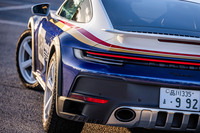 標準仕様の「911」では見られない前後フェンダーのクラッディングも「911ダカール」の特徴となる装備のひとつ。サイドシルにはステンレス製のアンダーガードが備わる。