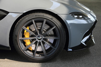 タイヤサイズは前が255/40ZR20、後ろが295/35ZR20。ブレーキは前がφ400ｍｍの2ピース製ディスクに6ピストンキャリパー、後ろがφ360ｍｍのディスクに4ピストンキャリパーの組み合わせとなる。