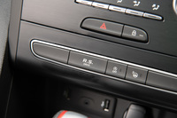 センタークラスターに備わる「R.S.Drive」のスイッチ。ドライブモードセレクターの5種類の走行モードから、「スポーツ」もしくは「レース」モードをダイレクトに呼び出せる。