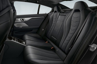 「840iグランクーペ フローズンブラックエディション」のリアシート。グランクーペには電動パノラマガラスサンルーフが標準装備される。