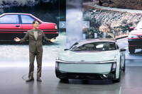 プレスカンファレンスにて、「カローラ コンセプト」を紹介するトヨタ自動車の佐藤恒治社長。