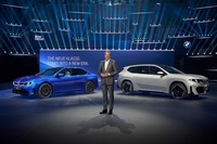 “ノイエクラッセ”の2モデル、すなわち「i3」と「iX3」を紹介する独BMWのオリバー・ツィプセ会長。従業員4000人を招待するなど、大々的なお披露目会が開催された。