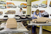 5分の1スケールのクレイモデルの製作風景。従来のモデルとは一線を画す「W124」のシンプルな意匠は、優れた空力性能にも寄与した。